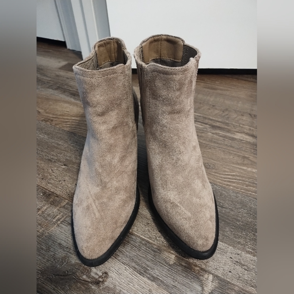 🟢3/$11 Unilady Boots Size 7.5